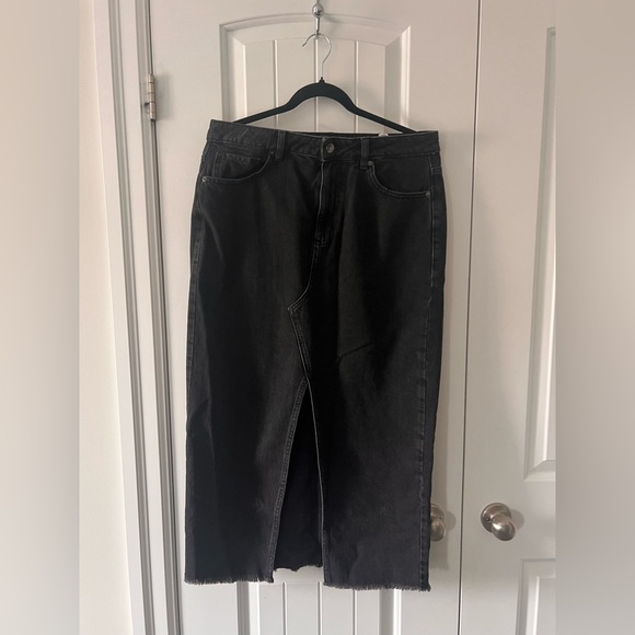 Dynamite Black High-Rise Midi Denim Skirt with Front Slit and Raw Hem - Picture 2 of 5